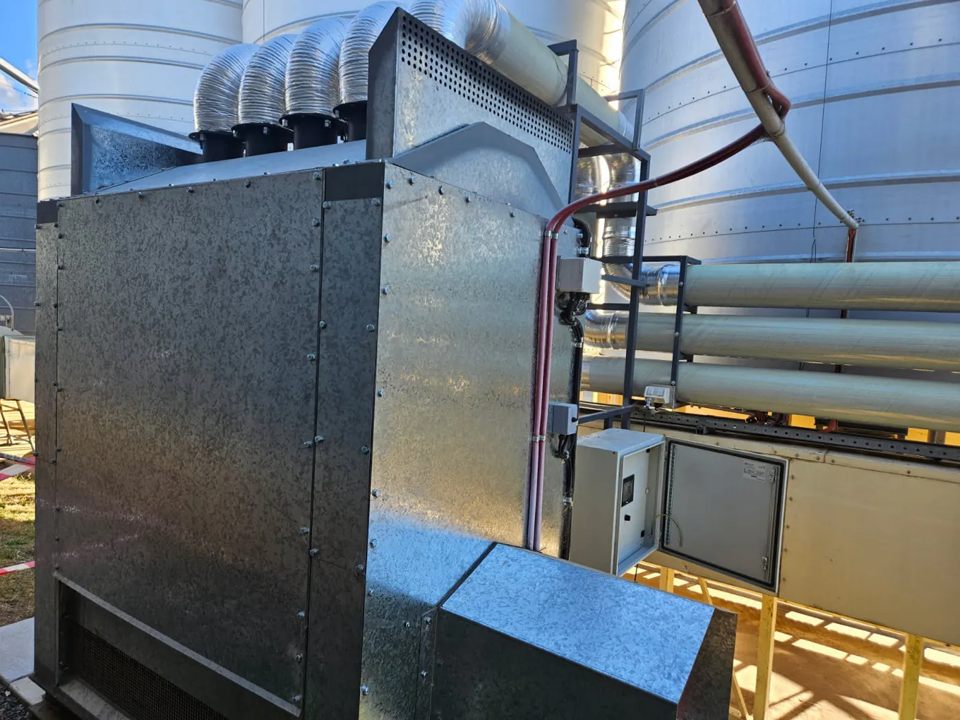 Feedtech equipment connection beside grain storage
